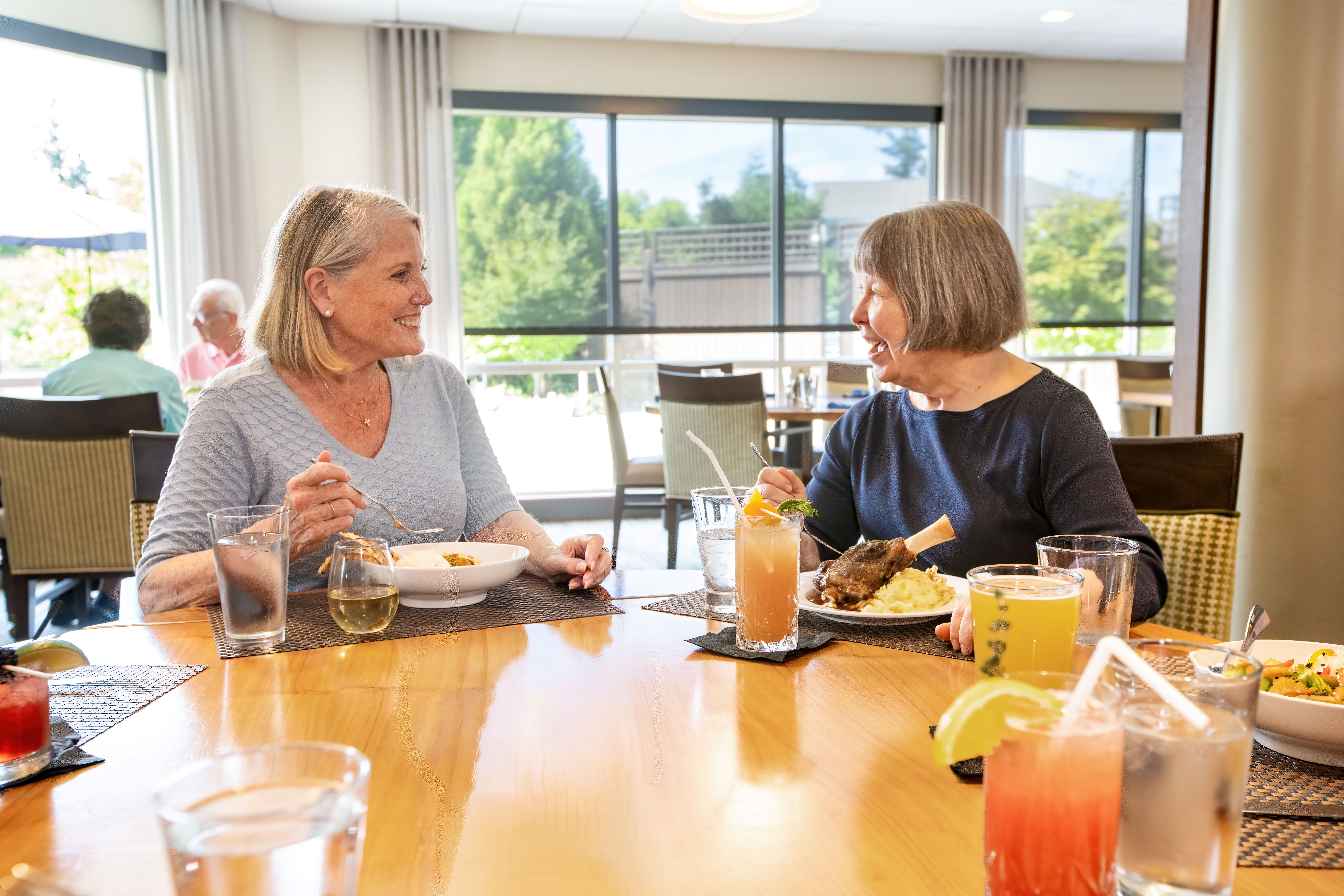 Emerald Heights residents enjoying a meal together
